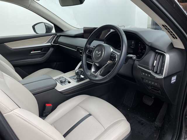 マツダ ＣＸ－６０ 25S Lパッケージ 兵庫県 2023(令5)年 1.3万km マシーングレープレミアムM ・シースルービューパッケージ/３６０°ビュー・モニター（シースルービュー）＋ワイヤレス接続機能　ＡｐｐｌｅＣａｒＰｌａｙ対応＋１２．３インチセンターディスプレイ＋ワイヤレス充電（Ｑｉ）/・マイコックピットパッケージ/電動チルト＆テレスコピックステアリング（ドライビングポジションメモリー機能連動）＋ドライバーパーソナライズ（自動設定復元）＋１２．３インチフル液晶メーター（ＴＦＴカラー）/・i-ACTIVSENSE/・車線逸脱警報システム/・AT誤発進抑制制御/・後側方車両検知/・衝突二次被害システム/・トラクションコントロールシステム/・フロントリアパーキングセンサー/・緊急時車線維持支援/・ブラインドスポットモニタリング/・前側方接近車両検知/・交通標識認識システム/・レーダークルーズコントロール/・ドライバー異常時対応システム/・ドライバーモニタリング/・ブレーキアシスト/・エマージェンシーシグナルシステム/・レーンキープアシスト/・HDMI/・革シート/・全席シートヒーター/・ヘッドアップディスプレイ/・置くだけ充電/・ステアリングヒーター/・電動リアゲート/・純正20インチアルミ/・ETC/・LED