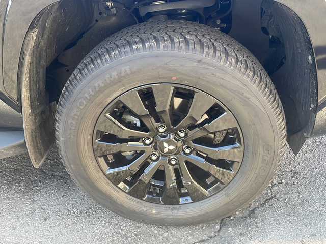 三菱 トライトン GSR 宮崎県 2024(令6)年 1.3万km グレー ドライブモード切替　レーンキープアシスト　Ｂｌｕｅｔｏｏｔｈ接続　地デジ　全方位カメラ　クルーズコントロール　運転席パワーシート　運転席助手席シートヒーター　ＥＴＣ　社外フロアマット　ステアリングヒーター　