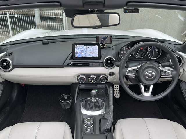マツダ ロードスター RS ホワイトLTDセレクション 愛知県 2021(令3)年 1.6万km スノーフレイクホワイトパールマイカ ・ガラス製リアウインドー付ソフトトップ（クロス・インシュレーター付き）/・シート：ナッパレザー（ピュアホワイト）/・フロントブレーキ：Ｂｒｅｍｂｏ社製ベンチレーテッドディスク＆Ｂｒｅｍｂｏ社製対向４ピストンキャリパー（レッド塗装）/・リアブレーキ：キャリパー（レッド塗装）/・１９５／５０Ｒ１６　８４Ｖタイヤ＆１６×７ＪインチＲＡＹＳ社製鍛造アルミホイール（ダークガンメタリック塗装）/ワンオーナー/純正ナビ/フルセグTV・Bluetooth・USB/BOSEサウンド/前席シートヒーター/ブラインドスポットモニタリング/ドライバーアテンションアラート/スマートシティーブレーキサポート/交通標識認識システム/前方ドライブレコーダー/クルーズコントロール/リアセンサー/LEDヘッドライト/ステアリングスイッチ/ビルトインETC/純正フロアマット/スマートキー/プッシュスタート/保証書/取扱説明書/スペアスマートキー