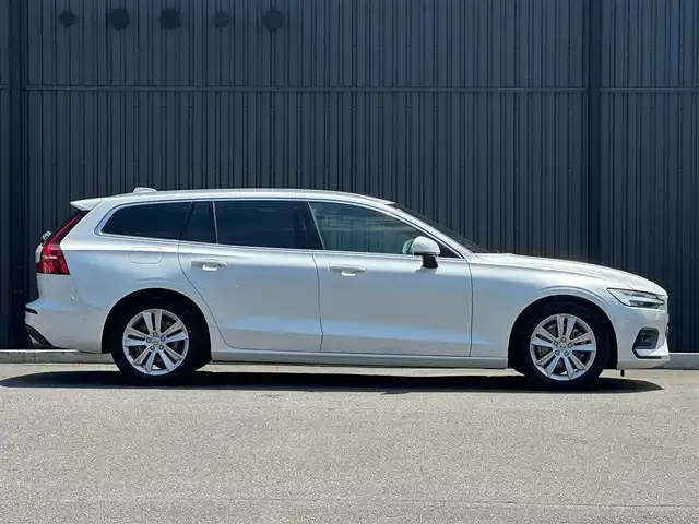 ボルボ Ｖ６０ B4 モメンタム 福島県 2021(令3)年 2万km クリスタルホワイトP アダプティブクルーズコントロール/モカレザーシート/メモリ付パワーシート/全席シートヒーター/ステアリングヒーター/純正HDDナビ/CarPlay/360°カメラ/ブラインドスポットモニター/レーンキープアシスト/ワイヤレスチャージャー/ドライブモード/オートホールド/パワーバックドア/パークアシスト/純正17インチAW/前後ドラレコ/取扱説明書/保証書/スペアキー