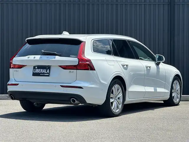 ボルボ Ｖ６０ B4 モメンタム 福島県 2021(令3)年 2万km クリスタルホワイトP アダプティブクルーズコントロール/モカレザーシート/メモリ付パワーシート/全席シートヒーター/ステアリングヒーター/純正HDDナビ/CarPlay/360°カメラ/ブラインドスポットモニター/レーンキープアシスト/ワイヤレスチャージャー/ドライブモード/オートホールド/パワーバックドア/パークアシスト/純正17インチAW/前後ドラレコ/取扱説明書/保証書/スペアキー