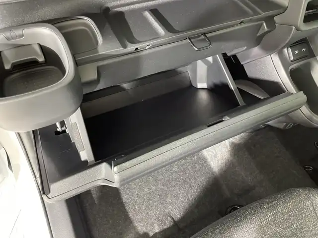 トヨタ シエンタ ハイブリッド Z 神奈川県 2025(令7)年 0.1千km プラチナホワイトパールマイカ 登録済未使用車/純正ディスプレイオーディオ/フルセグ再生可/パノラミックビューモニター/両側電動スライドドア/Toyota Safety Sense/・プリクラッシュセーフティ/・レーンディパーチャーアラート/・レーントレーシングアシスト/・レーダークルーズコントロール/・アダプティブハイビームシステム/・ロードサインアシスト/・発進遅れ告知機能/シートヒーター/ビルトインETC/ステアリングヒーター/前席シートヒーター/ハーフレザー /BSM
