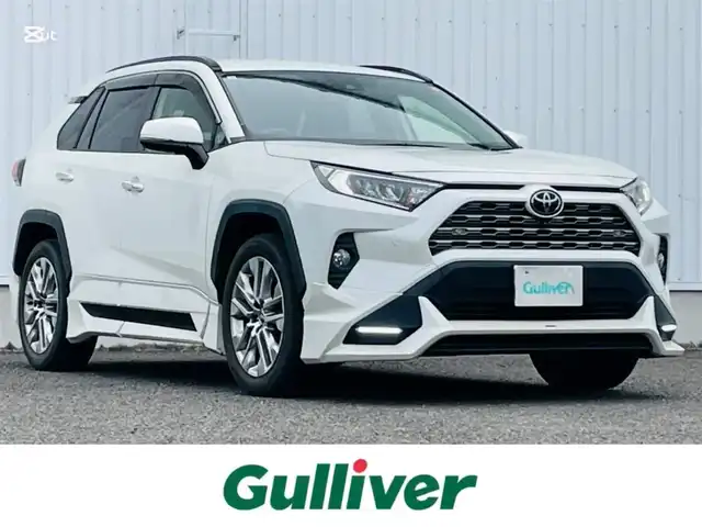 トヨタ ＲＡＶ４ G Zパッケージ 熊本県 2021(令3)年 4.9万km ホワイトパールクリスタルシャイン 純正ディスプレイオーディオナビ/・AM/FM/USB/BT/・AppleCarPlay/AndroidAuto/全周囲カメラ/トヨタセーフティセンス/・レーントレーシングアシスト/・プリクラッシュセーフティ/・ブラインドスポットモニター/・クリアランスソナー/・リヤクロストラフィックアラート/・パーキングサポートブレーキ/・ロードサインアシスト機能/・レーダークルーズコントロール/・オートマチックハイビーム/前後コーナーセンサー/革巻きステアリング/・ステアリングリモコン/・ステアリングヒーター/レザーシート/・D/N席シートヒーター/・D席パワーシート/・D席シートメモリー/オートライト/・LEDライト/・フォグランプ/電動格納ミラー/・ウィンカーミラー/インテリジェントルームミラー/純正エアロパーツ（TRD）/ルーフレール/電動サイドブレーキ/・ホールドボタン/純正アルミホイール/純正フロアマット/スマートキー