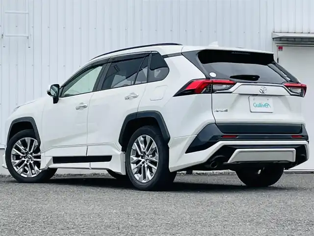 トヨタ ＲＡＶ４ G Zパッケージ 熊本県 2021(令3)年 4.9万km ホワイトパールクリスタルシャイン 純正ディスプレイオーディオナビ/・AM/FM/USB/BT/・AppleCarPlay/AndroidAuto/全周囲カメラ/トヨタセーフティセンス/・レーントレーシングアシスト/・プリクラッシュセーフティ/・ブラインドスポットモニター/・クリアランスソナー/・リヤクロストラフィックアラート/・パーキングサポートブレーキ/・ロードサインアシスト機能/・レーダークルーズコントロール/・オートマチックハイビーム/前後コーナーセンサー/革巻きステアリング/・ステアリングリモコン/・ステアリングヒーター/レザーシート/・D/N席シートヒーター/・D席パワーシート/・D席シートメモリー/オートライト/・LEDライト/・フォグランプ/電動格納ミラー/・ウィンカーミラー/インテリジェントルームミラー/純正エアロパーツ（TRD）/ルーフレール/電動サイドブレーキ/・ホールドボタン/純正アルミホイール/純正フロアマット/スマートキー