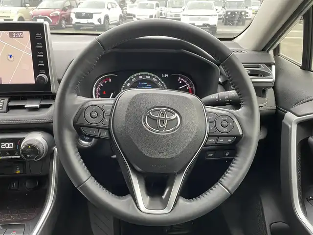 トヨタ ＲＡＶ４ G Zパッケージ 熊本県 2021(令3)年 4.9万km ホワイトパールクリスタルシャイン 純正ディスプレイオーディオナビ/・AM/FM/USB/BT/・AppleCarPlay/AndroidAuto/全周囲カメラ/トヨタセーフティセンス/・レーントレーシングアシスト/・プリクラッシュセーフティ/・ブラインドスポットモニター/・クリアランスソナー/・リヤクロストラフィックアラート/・パーキングサポートブレーキ/・ロードサインアシスト機能/・レーダークルーズコントロール/・オートマチックハイビーム/前後コーナーセンサー/革巻きステアリング/・ステアリングリモコン/・ステアリングヒーター/レザーシート/・D/N席シートヒーター/・D席パワーシート/・D席シートメモリー/オートライト/・LEDライト/・フォグランプ/電動格納ミラー/・ウィンカーミラー/インテリジェントルームミラー/純正エアロパーツ（TRD）/ルーフレール/電動サイドブレーキ/・ホールドボタン/純正アルミホイール/純正フロアマット/スマートキー