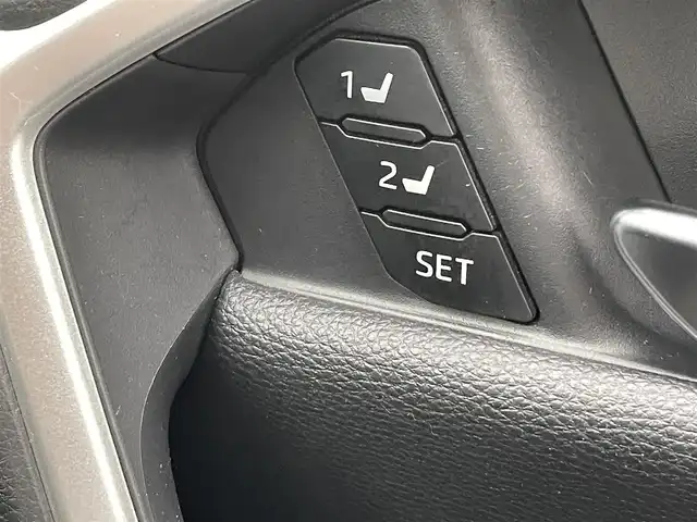 トヨタ ＲＡＶ４ G Zパッケージ 熊本県 2021(令3)年 4.9万km ホワイトパールクリスタルシャイン 純正ディスプレイオーディオナビ/・AM/FM/USB/BT/・AppleCarPlay/AndroidAuto/全周囲カメラ/トヨタセーフティセンス/・レーントレーシングアシスト/・プリクラッシュセーフティ/・ブラインドスポットモニター/・クリアランスソナー/・リヤクロストラフィックアラート/・パーキングサポートブレーキ/・ロードサインアシスト機能/・レーダークルーズコントロール/・オートマチックハイビーム/前後コーナーセンサー/革巻きステアリング/・ステアリングリモコン/・ステアリングヒーター/レザーシート/・D/N席シートヒーター/・D席パワーシート/・D席シートメモリー/オートライト/・LEDライト/・フォグランプ/電動格納ミラー/・ウィンカーミラー/インテリジェントルームミラー/純正エアロパーツ（TRD）/ルーフレール/電動サイドブレーキ/・ホールドボタン/純正アルミホイール/純正フロアマット/スマートキー