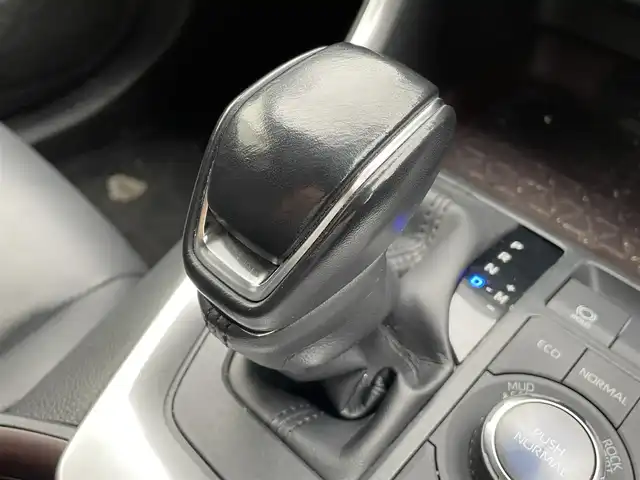 トヨタ ＲＡＶ４ G Zパッケージ 熊本県 2021(令3)年 4.9万km ホワイトパールクリスタルシャイン 純正ディスプレイオーディオナビ/・AM/FM/USB/BT/・AppleCarPlay/AndroidAuto/全周囲カメラ/トヨタセーフティセンス/・レーントレーシングアシスト/・プリクラッシュセーフティ/・ブラインドスポットモニター/・クリアランスソナー/・リヤクロストラフィックアラート/・パーキングサポートブレーキ/・ロードサインアシスト機能/・レーダークルーズコントロール/・オートマチックハイビーム/前後コーナーセンサー/革巻きステアリング/・ステアリングリモコン/・ステアリングヒーター/レザーシート/・D/N席シートヒーター/・D席パワーシート/・D席シートメモリー/オートライト/・LEDライト/・フォグランプ/電動格納ミラー/・ウィンカーミラー/インテリジェントルームミラー/純正エアロパーツ（TRD）/ルーフレール/電動サイドブレーキ/・ホールドボタン/純正アルミホイール/純正フロアマット/スマートキー