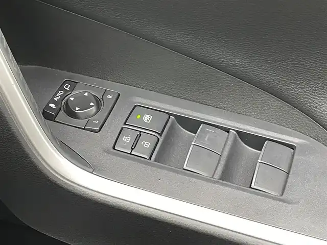 トヨタ ＲＡＶ４ G Zパッケージ 熊本県 2021(令3)年 4.9万km ホワイトパールクリスタルシャイン 純正ディスプレイオーディオナビ/・AM/FM/USB/BT/・AppleCarPlay/AndroidAuto/全周囲カメラ/トヨタセーフティセンス/・レーントレーシングアシスト/・プリクラッシュセーフティ/・ブラインドスポットモニター/・クリアランスソナー/・リヤクロストラフィックアラート/・パーキングサポートブレーキ/・ロードサインアシスト機能/・レーダークルーズコントロール/・オートマチックハイビーム/前後コーナーセンサー/革巻きステアリング/・ステアリングリモコン/・ステアリングヒーター/レザーシート/・D/N席シートヒーター/・D席パワーシート/・D席シートメモリー/オートライト/・LEDライト/・フォグランプ/電動格納ミラー/・ウィンカーミラー/インテリジェントルームミラー/純正エアロパーツ（TRD）/ルーフレール/電動サイドブレーキ/・ホールドボタン/純正アルミホイール/純正フロアマット/スマートキー