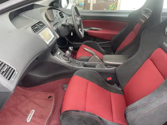 ホンダ シビック タイプR ユーロ 群馬県 2010(平22)年 9.2万km クリスタルブラックパール Gathersナビ、ワンセグ、Bluetooth、CD、DVD/　（VXS-102VSi）/前席純正タイプR専用シート/純正１８インチアルミ/純正フロアマット/ウインカーミラー/革巻きステア/HIDヘッドライト/ETC/キーレス×２/コーナーセンサー（リア）/整備手帳、取説