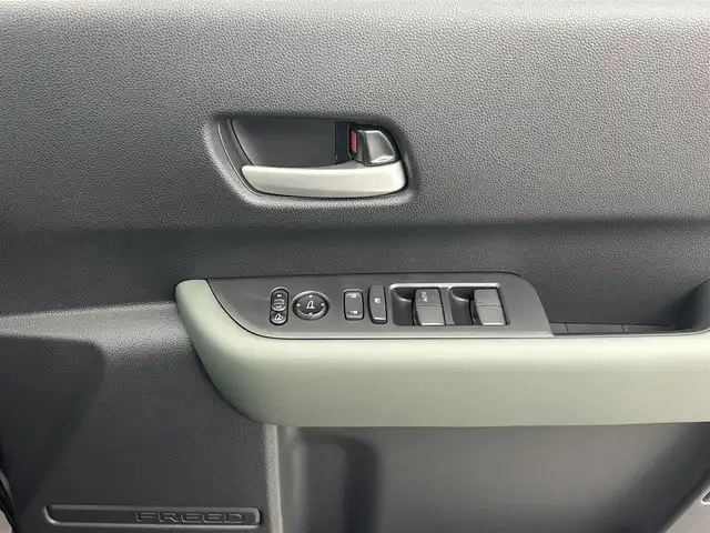 ホンダ フリード ハイブリット e:HEV クロスター 熊本県 2025(令7)年 0.1千km クリスタルブラックパール 登録済未使用車/純正9インチナビLXM-242ZFNI（ＡｐｐｌＣａｒＰｌａｙ・ＡｎｄｒｏｉｄＡｕｔｏ・ＢＴ・フルセグ・ＵＳＢ）/バックカメラ /ホンダセンシング/・レーダークルーズコントロール/・衝突軽減ブレーキ/・誤発進制御機能/後方誤発進抑制機能/・近距離衝突軽減ブレーキ/・歩行者事故低減ステアリング/・車線維持支援システム/・先行車発進お知らせ機能/・標識認識機能/横滑り防止/アイドリングストップ/ブラインドスポットモニター/パーキングアシスト/両側パワースライドドア　/前後クリアランスソナー　/前席シートヒーター/ブレーキホールド/電動パーキング/後席サーキュレーター/純正１５インチAW/オートライト/LEDヘッドライト/オートマチックハイビーム/フォグランプ/スマートキー/プッシュスタート/スペアキー1本/保証書/取扱説明書