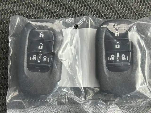 ホンダ フリード ハイブリット e:HEV クロスター 熊本県 2025(令7)年 0.1千km クリスタルブラックパール 登録済未使用車/純正9インチナビLXM-242ZFNI（ＡｐｐｌＣａｒＰｌａｙ・ＡｎｄｒｏｉｄＡｕｔｏ・ＢＴ・フルセグ・ＵＳＢ）/バックカメラ /ホンダセンシング/・レーダークルーズコントロール/・衝突軽減ブレーキ/・誤発進制御機能/後方誤発進抑制機能/・近距離衝突軽減ブレーキ/・歩行者事故低減ステアリング/・車線維持支援システム/・先行車発進お知らせ機能/・標識認識機能/横滑り防止/アイドリングストップ/ブラインドスポットモニター/パーキングアシスト/両側パワースライドドア　/前後クリアランスソナー　/前席シートヒーター/ブレーキホールド/電動パーキング/後席サーキュレーター/純正１５インチAW/オートライト/LEDヘッドライト/オートマチックハイビーム/フォグランプ/スマートキー/プッシュスタート/スペアキー1本/保証書/取扱説明書