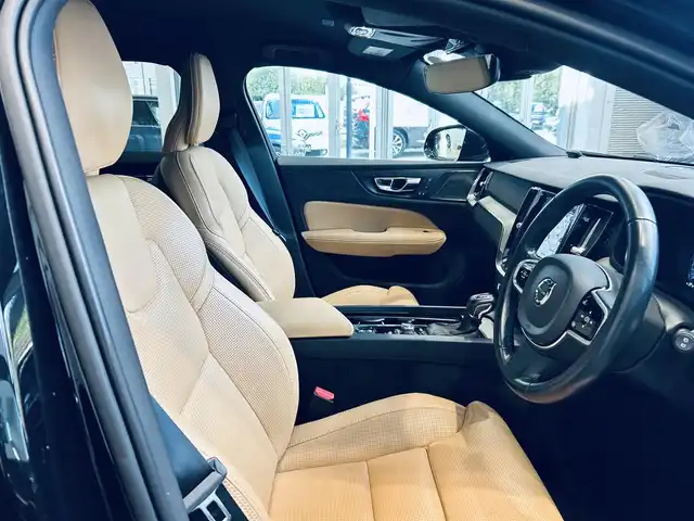 ボルボ Ｖ６０ クロスカントリー T5 AWD プロ 大阪府 2020(令2)年 3.9万km オニキスブラックP HUD/ACC/HarmanKardon/純正ナビ/TV/360度カメラ/applecarplay/純正19インチAW/LEDヘッドライト/電動リアゲート/BLIS/ルーフレール/ベージュ革/メモリ付きパワーシート/エアシートヒーター/自動駐車