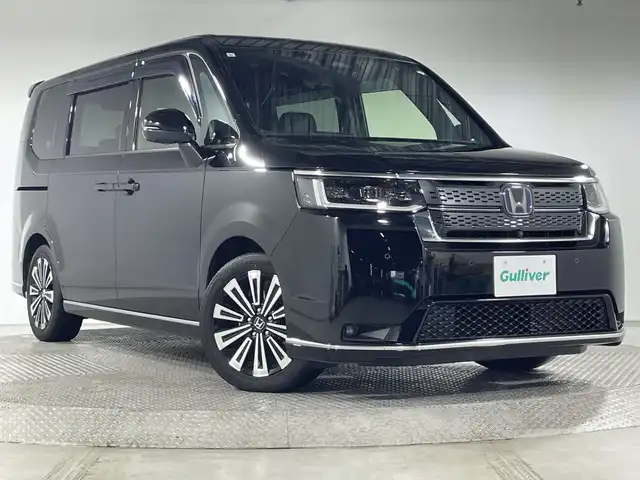 ホンダ ステップワゴン スパーダ eHEV プレミアムライン 神奈川県 2023(令5)年 2.6万km クリスタルブラックパール 純正11.4型メモリーナビゲーション/Bluetooth　フルセグ　SD　CD　DVD　AppleCarPlay USB/両側電動スライドドア/ホンダセンシング/マルチビューカメラ/ブラインドスポットインフォメーション/衝突軽減ブレーキ/歩行者事故低減ステアリング/渋滞追従機能付アダプティブクルーズコントロール/車線維持支援システム/先行車発進お知らせ機能/オートハイビーム/アダプティブドライビングビーム/誤発進抑制機能/近距離衝突軽減ブレーキ/路外逸脱抑制機能/トラフィックジャムアシスト/標識認識機能/ハーフレザーシート/前席二列目シートヒーター/ETC/パワーバックドア/電動サイドブレーキ/ブレーキオートホールド/2列目オットマン/革巻きステアリング/ステアリングスイッチ/パドルシフト/プッシュスタート/電動格納ミラー/純正フロアマット/ドアバイザー/オートライト/LEDヘッドライト/フォグライト/純正17インチアルミホイル