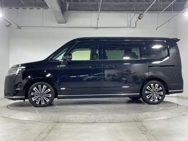 ホンダ ステップワゴン スパーダ eHEV プレミアムライン 神奈川県 2023(令5)年 2.6万km クリスタルブラックパール 純正11.4型メモリーナビゲーション/Bluetooth　フルセグ　SD　CD　DVD　AppleCarPlay USB/両側電動スライドドア/ホンダセンシング/マルチビューカメラ/ブラインドスポットインフォメーション/衝突軽減ブレーキ/歩行者事故低減ステアリング/渋滞追従機能付アダプティブクルーズコントロール/車線維持支援システム/先行車発進お知らせ機能/オートハイビーム/アダプティブドライビングビーム/誤発進抑制機能/近距離衝突軽減ブレーキ/路外逸脱抑制機能/トラフィックジャムアシスト/標識認識機能/ハーフレザーシート/前席二列目シートヒーター/ETC/パワーバックドア/電動サイドブレーキ/ブレーキオートホールド/2列目オットマン/革巻きステアリング/ステアリングスイッチ/パドルシフト/プッシュスタート/電動格納ミラー/純正フロアマット/ドアバイザー/オートライト/LEDヘッドライト/フォグライト/純正17インチアルミホイル