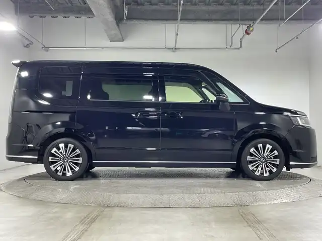ホンダ ステップワゴン スパーダ eHEV プレミアムライン 神奈川県 2023(令5)年 2.6万km クリスタルブラックパール 純正11.4型メモリーナビゲーション/Bluetooth　フルセグ　SD　CD　DVD　AppleCarPlay USB/両側電動スライドドア/ホンダセンシング/マルチビューカメラ/ブラインドスポットインフォメーション/衝突軽減ブレーキ/歩行者事故低減ステアリング/渋滞追従機能付アダプティブクルーズコントロール/車線維持支援システム/先行車発進お知らせ機能/オートハイビーム/アダプティブドライビングビーム/誤発進抑制機能/近距離衝突軽減ブレーキ/路外逸脱抑制機能/トラフィックジャムアシスト/標識認識機能/ハーフレザーシート/前席二列目シートヒーター/ETC/パワーバックドア/電動サイドブレーキ/ブレーキオートホールド/2列目オットマン/革巻きステアリング/ステアリングスイッチ/パドルシフト/プッシュスタート/電動格納ミラー/純正フロアマット/ドアバイザー/オートライト/LEDヘッドライト/フォグライト/純正17インチアルミホイル
