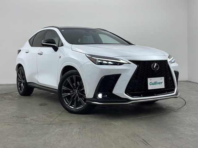 レクサス ＮＸ 350h Fスポーツ 兵庫県 2023(令5)年 7.2万km ホワイトノーヴァガラスフレーク ・純正14インチナビ/Miracast/USB/TV/Bluetooth/・パノラミックビューモニター/・パノラミックルーフ/・デジタルインナーミラー/・前後純正ドライブレコーダー/・レクサスセーフティシステム＋/・プリクラッシュセーフティ/・ロードサインアシスト/・フロントクロストラフィックアラート/・レーンディパーチャーアラート/・レーンチェンジアシスト/・プロアクティブドライビングアシスト/・リヤクロストラフィックアラート/・ブラインドスポットモニター/・パーキングサポートブレーキ/・リヤカメラディテクション/・安心降車アシスト/・クリアランスソナー/・レーダークルーズコントロール/・オートマチックハイビーム/・ヘッドアップディスプレイ/・パワーバックドア/・レザーシート/・前席パワーシート/・前席ベンチレーション/・全席シートヒーター/・ステアリングヒーター/・純正フロアマット/・純正アルミホイール