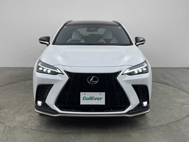 レクサス ＮＸ 350h Fスポーツ 兵庫県 2023(令5)年 7.2万km ホワイトノーヴァガラスフレーク ・純正14インチナビ/Miracast/USB/TV/Bluetooth/・パノラミックビューモニター/・パノラミックルーフ/・デジタルインナーミラー/・前後純正ドライブレコーダー/・レクサスセーフティシステム＋/・プリクラッシュセーフティ/・ロードサインアシスト/・フロントクロストラフィックアラート/・レーンディパーチャーアラート/・レーンチェンジアシスト/・プロアクティブドライビングアシスト/・リヤクロストラフィックアラート/・ブラインドスポットモニター/・パーキングサポートブレーキ/・リヤカメラディテクション/・安心降車アシスト/・クリアランスソナー/・レーダークルーズコントロール/・オートマチックハイビーム/・ヘッドアップディスプレイ/・パワーバックドア/・レザーシート/・前席パワーシート/・前席ベンチレーション/・全席シートヒーター/・ステアリングヒーター/・純正フロアマット/・純正アルミホイール