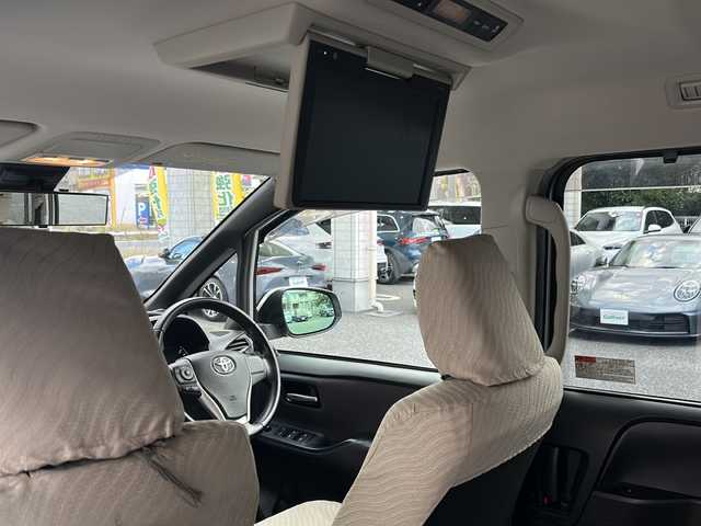 トヨタ ノア Si サイドリフトアップ 埼玉県 2016(平28)年 7.2万km シルバーM 純正ナビ　/ＥＴＣ２．０　/ドラレコ前　/バックカメラ　/両側Ｐスライドドア　/純正後席モニター　/純フロア　/純オーディオ　/ＢＴ／ＴＶ／ＳＤ／ＣＤ／ＤＶＤ／ＡＭ／ＦＭ／フルセグ　/追突軽減ブレーキ/オートライト/横滑り防止/Pミラー/プッシュスタート/ステアリングボタン/レーンキープアシスト/ミニ空気清浄機/回転シート/イモビライザー/オートハイビーム/コーナーセンサー/カロゼリアオーディオ/スマートキー/シートカバー　/保証書　/取扱書