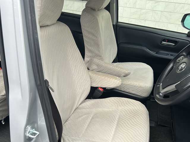 トヨタ ノア Si サイドリフトアップ 埼玉県 2016(平28)年 7.2万km シルバーM 純正ナビ　/ＥＴＣ２．０　/ドラレコ前　/バックカメラ　/両側Ｐスライドドア　/純正後席モニター　/純フロア　/純オーディオ　/ＢＴ／ＴＶ／ＳＤ／ＣＤ／ＤＶＤ／ＡＭ／ＦＭ／フルセグ　/追突軽減ブレーキ/オートライト/横滑り防止/Pミラー/プッシュスタート/ステアリングボタン/レーンキープアシスト/ミニ空気清浄機/回転シート/イモビライザー/オートハイビーム/コーナーセンサー/カロゼリアオーディオ/スマートキー/シートカバー　/保証書　/取扱書