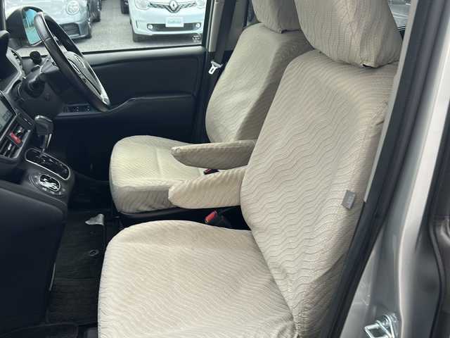 トヨタ ノア Si サイドリフトアップ 埼玉県 2016(平28)年 7.2万km シルバーM 純正ナビ　/ＥＴＣ２．０　/ドラレコ前　/バックカメラ　/両側Ｐスライドドア　/純正後席モニター　/純フロア　/純オーディオ　/ＢＴ／ＴＶ／ＳＤ／ＣＤ／ＤＶＤ／ＡＭ／ＦＭ／フルセグ　/追突軽減ブレーキ/オートライト/横滑り防止/Pミラー/プッシュスタート/ステアリングボタン/レーンキープアシスト/ミニ空気清浄機/回転シート/イモビライザー/オートハイビーム/コーナーセンサー/カロゼリアオーディオ/スマートキー/シートカバー　/保証書　/取扱書