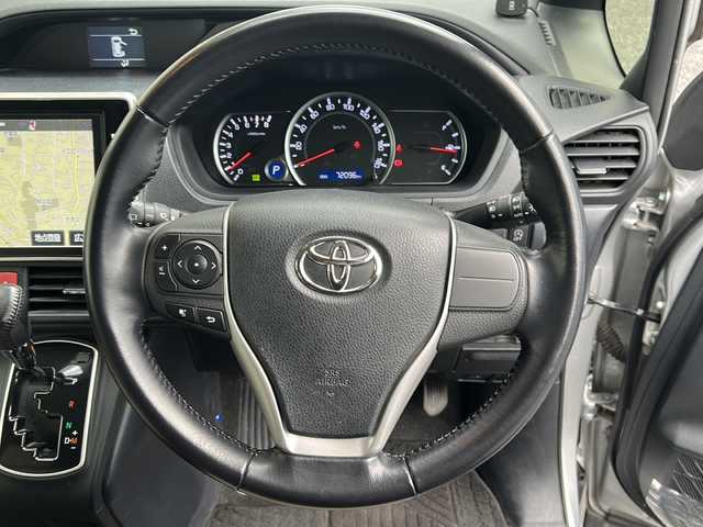 トヨタ ノア Si サイドリフトアップ 埼玉県 2016(平28)年 7.2万km シルバーM 純正ナビ　/ＥＴＣ２．０　/ドラレコ前　/バックカメラ　/両側Ｐスライドドア　/純正後席モニター　/純フロア　/純オーディオ　/ＢＴ／ＴＶ／ＳＤ／ＣＤ／ＤＶＤ／ＡＭ／ＦＭ／フルセグ　/追突軽減ブレーキ/オートライト/横滑り防止/Pミラー/プッシュスタート/ステアリングボタン/レーンキープアシスト/ミニ空気清浄機/回転シート/イモビライザー/オートハイビーム/コーナーセンサー/カロゼリアオーディオ/スマートキー/シートカバー　/保証書　/取扱書