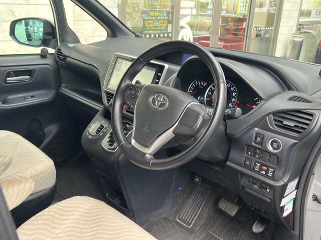 トヨタ ノア Si サイドリフトアップ 埼玉県 2016(平28)年 7.2万km シルバーM 純正ナビ　/ＥＴＣ２．０　/ドラレコ前　/バックカメラ　/両側Ｐスライドドア　/純正後席モニター　/純フロア　/純オーディオ　/ＢＴ／ＴＶ／ＳＤ／ＣＤ／ＤＶＤ／ＡＭ／ＦＭ／フルセグ　/追突軽減ブレーキ/オートライト/横滑り防止/Pミラー/プッシュスタート/ステアリングボタン/レーンキープアシスト/ミニ空気清浄機/回転シート/イモビライザー/オートハイビーム/コーナーセンサー/カロゼリアオーディオ/スマートキー/シートカバー　/保証書　/取扱書