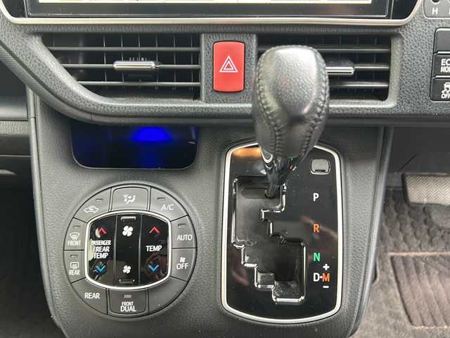 トヨタ ノア Si サイドリフトアップ 埼玉県 2016(平28)年 7.2万km シルバーM 純正ナビ　/ＥＴＣ２．０　/ドラレコ前　/バックカメラ　/両側Ｐスライドドア　/純正後席モニター　/純フロア　/純オーディオ　/ＢＴ／ＴＶ／ＳＤ／ＣＤ／ＤＶＤ／ＡＭ／ＦＭ／フルセグ　/追突軽減ブレーキ/オートライト/横滑り防止/Pミラー/プッシュスタート/ステアリングボタン/レーンキープアシスト/ミニ空気清浄機/回転シート/イモビライザー/オートハイビーム/コーナーセンサー/カロゼリアオーディオ/スマートキー/シートカバー　/保証書　/取扱書