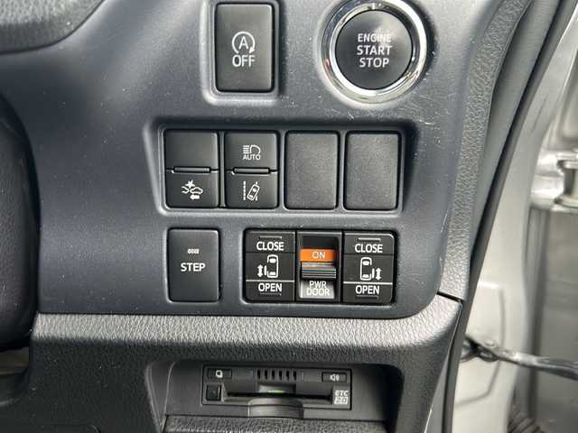 トヨタ ノア Si サイドリフトアップ 埼玉県 2016(平28)年 7.2万km シルバーM 純正ナビ　/ＥＴＣ２．０　/ドラレコ前　/バックカメラ　/両側Ｐスライドドア　/純正後席モニター　/純フロア　/純オーディオ　/ＢＴ／ＴＶ／ＳＤ／ＣＤ／ＤＶＤ／ＡＭ／ＦＭ／フルセグ　/追突軽減ブレーキ/オートライト/横滑り防止/Pミラー/プッシュスタート/ステアリングボタン/レーンキープアシスト/ミニ空気清浄機/回転シート/イモビライザー/オートハイビーム/コーナーセンサー/カロゼリアオーディオ/スマートキー/シートカバー　/保証書　/取扱書