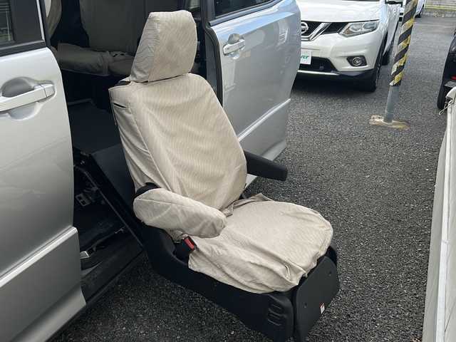 トヨタ ノア Si サイドリフトアップ 埼玉県 2016(平28)年 7.2万km シルバーM 純正ナビ　/ＥＴＣ２．０　/ドラレコ前　/バックカメラ　/両側Ｐスライドドア　/純正後席モニター　/純フロア　/純オーディオ　/ＢＴ／ＴＶ／ＳＤ／ＣＤ／ＤＶＤ／ＡＭ／ＦＭ／フルセグ　/追突軽減ブレーキ/オートライト/横滑り防止/Pミラー/プッシュスタート/ステアリングボタン/レーンキープアシスト/ミニ空気清浄機/回転シート/イモビライザー/オートハイビーム/コーナーセンサー/カロゼリアオーディオ/スマートキー/シートカバー　/保証書　/取扱書