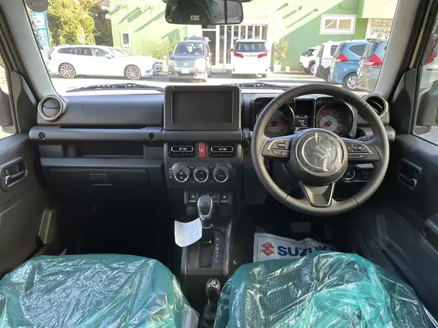 スズキ ジムニー ノマド FC 埼玉県 2025(令7)年 0.1千km シフォンアイボリーメタリックブラック2トーンルーフ 登録済使用車/LEDヘッドライト/前席シートヒーター/純正１６インチアルミ/背面タイヤ/レーダークルーズコントロール/衝突軽減ブレーキ/クリアランスソナー/純正フロアマット/プッシュスタート/スマートキー/走行31キロ/保証書付整備手帳/取扱説明書