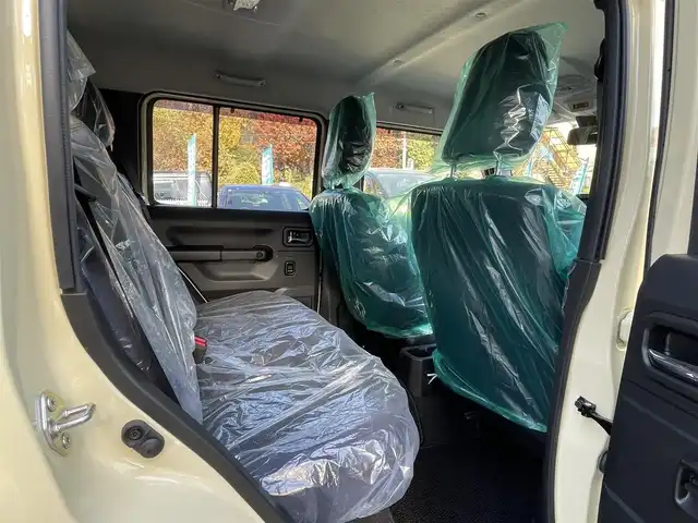 スズキ ジムニー ノマド FC 埼玉県 2025(令7)年 0.1千km シフォンアイボリーメタリックブラック2トーンルーフ 登録済使用車/LEDヘッドライト/前席シートヒーター/純正１６インチアルミ/背面タイヤ/レーダークルーズコントロール/衝突軽減ブレーキ/クリアランスソナー/純正フロアマット/プッシュスタート/スマートキー/走行31キロ/保証書付整備手帳/取扱説明書