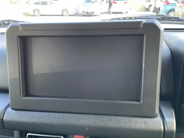 スズキ ジムニー ノマド FC 埼玉県 2025(令7)年 0.1千km シフォンアイボリーメタリックブラック2トーンルーフ 登録済使用車/LEDヘッドライト/前席シートヒーター/純正１６インチアルミ/背面タイヤ/レーダークルーズコントロール/衝突軽減ブレーキ/クリアランスソナー/純正フロアマット/プッシュスタート/スマートキー/走行31キロ/保証書付整備手帳/取扱説明書