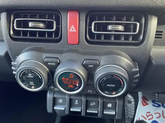 スズキ ジムニー ノマド FC 埼玉県 2025(令7)年 0.1千km シフォンアイボリーメタリックブラック2トーンルーフ 登録済使用車/LEDヘッドライト/前席シートヒーター/純正１６インチアルミ/背面タイヤ/レーダークルーズコントロール/衝突軽減ブレーキ/クリアランスソナー/純正フロアマット/プッシュスタート/スマートキー/走行31キロ/保証書付整備手帳/取扱説明書