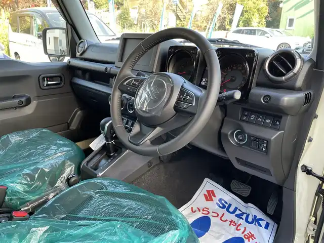 スズキ ジムニー ノマド FC 埼玉県 2025(令7)年 0.1千km シフォンアイボリーメタリックブラック2トーンルーフ 登録済使用車/LEDヘッドライト/前席シートヒーター/純正１６インチアルミ/背面タイヤ/レーダークルーズコントロール/衝突軽減ブレーキ/クリアランスソナー/純正フロアマット/プッシュスタート/スマートキー/走行31キロ/保証書付整備手帳/取扱説明書