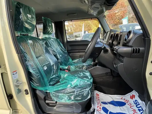 スズキ ジムニー ノマド FC 埼玉県 2025(令7)年 0.1千km シフォンアイボリーメタリックブラック2トーンルーフ 登録済使用車/LEDヘッドライト/前席シートヒーター/純正１６インチアルミ/背面タイヤ/レーダークルーズコントロール/衝突軽減ブレーキ/クリアランスソナー/純正フロアマット/プッシュスタート/スマートキー/走行31キロ/保証書付整備手帳/取扱説明書