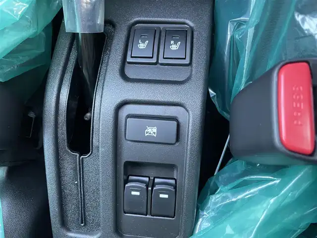 スズキ ジムニー ノマド FC 埼玉県 2025(令7)年 0.1千km シフォンアイボリーメタリックブラック2トーンルーフ 登録済使用車/LEDヘッドライト/前席シートヒーター/純正１６インチアルミ/背面タイヤ/レーダークルーズコントロール/衝突軽減ブレーキ/クリアランスソナー/純正フロアマット/プッシュスタート/スマートキー/走行31キロ/保証書付整備手帳/取扱説明書