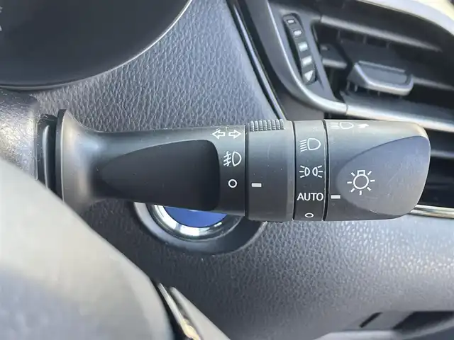 トヨタ Ｃ－ＨＲ G 滋賀県 2017(平29)年 3.9万km ホワイトパールクリスタルシャイン 純正７インチナビ/Bluetooth/CD/DVD/フルセグ/バックカメラ/ハーフレザー/追従クルーズコントロール/衝突軽減/レーンキープ/LEDヘッドライト/オートライト/オートハイビーム/クリアランスソナー/ドラレコ（前）/ヒートシーター（D/N）/プッシュスタート/スマートキー/ステアリングリモコン/ビルトインETC/純正マット/ドアバイザー/電動パーキングブレーキ/オートブレーキホールド