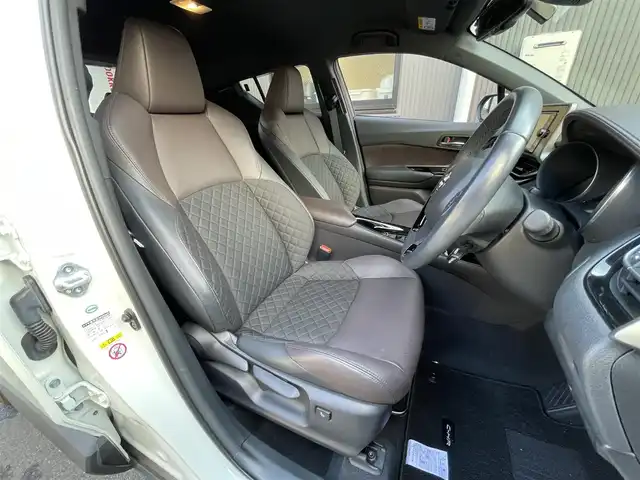 トヨタ Ｃ－ＨＲ G 滋賀県 2017(平29)年 3.9万km ホワイトパールクリスタルシャイン 純正７インチナビ/Bluetooth/CD/DVD/フルセグ/バックカメラ/ハーフレザー/追従クルーズコントロール/衝突軽減/レーンキープ/LEDヘッドライト/オートライト/オートハイビーム/クリアランスソナー/ドラレコ（前）/ヒートシーター（D/N）/プッシュスタート/スマートキー/ステアリングリモコン/ビルトインETC/純正マット/ドアバイザー/電動パーキングブレーキ/オートブレーキホールド
