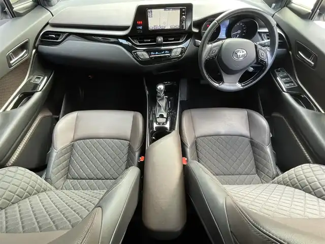 トヨタ Ｃ－ＨＲ G 滋賀県 2017(平29)年 3.9万km ホワイトパールクリスタルシャイン 純正７インチナビ/Bluetooth/CD/DVD/フルセグ/バックカメラ/ハーフレザー/追従クルーズコントロール/衝突軽減/レーンキープ/LEDヘッドライト/オートライト/オートハイビーム/クリアランスソナー/ドラレコ（前）/ヒートシーター（D/N）/プッシュスタート/スマートキー/ステアリングリモコン/ビルトインETC/純正マット/ドアバイザー/電動パーキングブレーキ/オートブレーキホールド