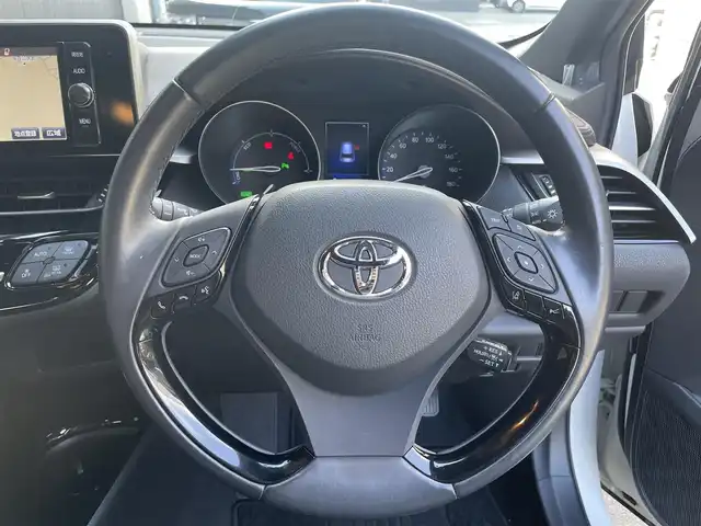 トヨタ Ｃ－ＨＲ G 滋賀県 2017(平29)年 3.9万km ホワイトパールクリスタルシャイン 純正７インチナビ/Bluetooth/CD/DVD/フルセグ/バックカメラ/ハーフレザー/追従クルーズコントロール/衝突軽減/レーンキープ/LEDヘッドライト/オートライト/オートハイビーム/クリアランスソナー/ドラレコ（前）/ヒートシーター（D/N）/プッシュスタート/スマートキー/ステアリングリモコン/ビルトインETC/純正マット/ドアバイザー/電動パーキングブレーキ/オートブレーキホールド