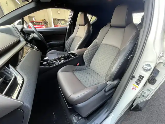 トヨタ Ｃ－ＨＲ G 滋賀県 2017(平29)年 3.9万km ホワイトパールクリスタルシャイン 純正７インチナビ/Bluetooth/CD/DVD/フルセグ/バックカメラ/ハーフレザー/追従クルーズコントロール/衝突軽減/レーンキープ/LEDヘッドライト/オートライト/オートハイビーム/クリアランスソナー/ドラレコ（前）/ヒートシーター（D/N）/プッシュスタート/スマートキー/ステアリングリモコン/ビルトインETC/純正マット/ドアバイザー/電動パーキングブレーキ/オートブレーキホールド