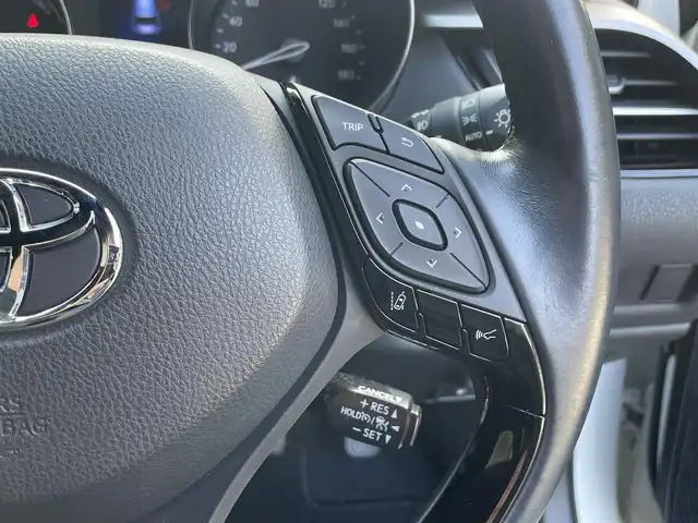 トヨタ Ｃ－ＨＲ G 滋賀県 2017(平29)年 3.9万km ホワイトパールクリスタルシャイン 純正７インチナビ/Bluetooth/CD/DVD/フルセグ/バックカメラ/ハーフレザー/追従クルーズコントロール/衝突軽減/レーンキープ/LEDヘッドライト/オートライト/オートハイビーム/クリアランスソナー/ドラレコ（前）/ヒートシーター（D/N）/プッシュスタート/スマートキー/ステアリングリモコン/ビルトインETC/純正マット/ドアバイザー/電動パーキングブレーキ/オートブレーキホールド