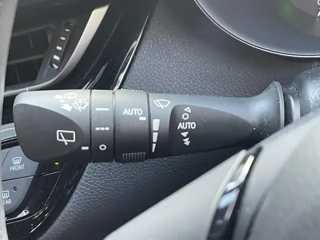 トヨタ Ｃ－ＨＲ G 滋賀県 2017(平29)年 3.9万km ホワイトパールクリスタルシャイン 純正７インチナビ/Bluetooth/CD/DVD/フルセグ/バックカメラ/ハーフレザー/追従クルーズコントロール/衝突軽減/レーンキープ/LEDヘッドライト/オートライト/オートハイビーム/クリアランスソナー/ドラレコ（前）/ヒートシーター（D/N）/プッシュスタート/スマートキー/ステアリングリモコン/ビルトインETC/純正マット/ドアバイザー/電動パーキングブレーキ/オートブレーキホールド