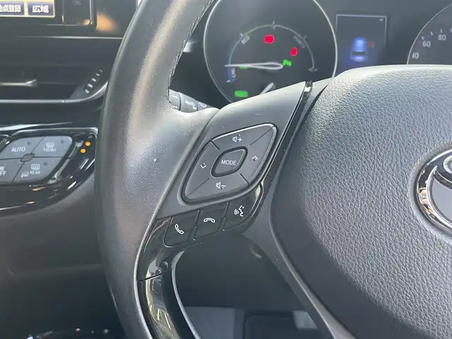 トヨタ Ｃ－ＨＲ G 滋賀県 2017(平29)年 3.9万km ホワイトパールクリスタルシャイン 純正７インチナビ/Bluetooth/CD/DVD/フルセグ/バックカメラ/ハーフレザー/追従クルーズコントロール/衝突軽減/レーンキープ/LEDヘッドライト/オートライト/オートハイビーム/クリアランスソナー/ドラレコ（前）/ヒートシーター（D/N）/プッシュスタート/スマートキー/ステアリングリモコン/ビルトインETC/純正マット/ドアバイザー/電動パーキングブレーキ/オートブレーキホールド