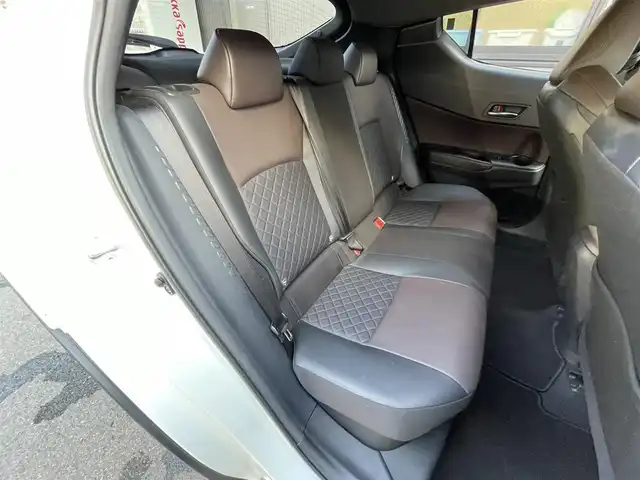 トヨタ Ｃ－ＨＲ G 滋賀県 2017(平29)年 3.9万km ホワイトパールクリスタルシャイン 純正７インチナビ/Bluetooth/CD/DVD/フルセグ/バックカメラ/ハーフレザー/追従クルーズコントロール/衝突軽減/レーンキープ/LEDヘッドライト/オートライト/オートハイビーム/クリアランスソナー/ドラレコ（前）/ヒートシーター（D/N）/プッシュスタート/スマートキー/ステアリングリモコン/ビルトインETC/純正マット/ドアバイザー/電動パーキングブレーキ/オートブレーキホールド