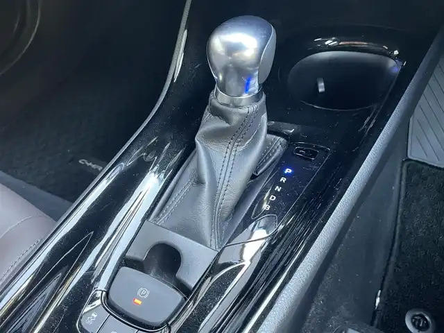 トヨタ Ｃ－ＨＲ G 滋賀県 2017(平29)年 3.9万km ホワイトパールクリスタルシャイン 純正７インチナビ/Bluetooth/CD/DVD/フルセグ/バックカメラ/ハーフレザー/追従クルーズコントロール/衝突軽減/レーンキープ/LEDヘッドライト/オートライト/オートハイビーム/クリアランスソナー/ドラレコ（前）/ヒートシーター（D/N）/プッシュスタート/スマートキー/ステアリングリモコン/ビルトインETC/純正マット/ドアバイザー/電動パーキングブレーキ/オートブレーキホールド