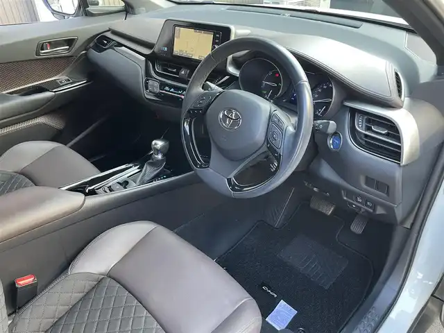 トヨタ Ｃ－ＨＲ G 滋賀県 2017(平29)年 3.9万km ホワイトパールクリスタルシャイン 純正７インチナビ/Bluetooth/CD/DVD/フルセグ/バックカメラ/ハーフレザー/追従クルーズコントロール/衝突軽減/レーンキープ/LEDヘッドライト/オートライト/オートハイビーム/クリアランスソナー/ドラレコ（前）/ヒートシーター（D/N）/プッシュスタート/スマートキー/ステアリングリモコン/ビルトインETC/純正マット/ドアバイザー/電動パーキングブレーキ/オートブレーキホールド