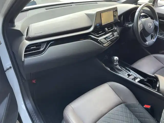 トヨタ Ｃ－ＨＲ G 滋賀県 2017(平29)年 3.9万km ホワイトパールクリスタルシャイン 純正７インチナビ/Bluetooth/CD/DVD/フルセグ/バックカメラ/ハーフレザー/追従クルーズコントロール/衝突軽減/レーンキープ/LEDヘッドライト/オートライト/オートハイビーム/クリアランスソナー/ドラレコ（前）/ヒートシーター（D/N）/プッシュスタート/スマートキー/ステアリングリモコン/ビルトインETC/純正マット/ドアバイザー/電動パーキングブレーキ/オートブレーキホールド