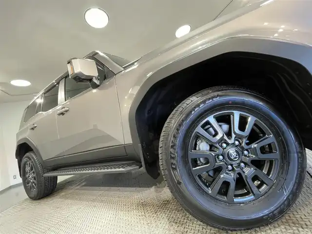 トヨタ ランドクルーザー ２５０ VX 愛知県 2025(令7)年 0.1万km アバンギャルドブロンズメタリック 純正１２．３インチディスプレイナビ　/(AM/FM/Bluetooth/Miracast/HDMI/フルセグTV/USB)/サンルーフ　/パノラミックビューモニター　/トヨタセーフティセンス　/　　-衝突軽減ブレーキ/　　-車線逸脱警報/　　-レーダークルーズコントロール/　　-オートマチックハイビーム/　　-ロードサインアシスト/　　-発進告知機能/シートヒーター　/シートベンチレーション/ビルトインＥＴＣ２．０　/デジタルインナーミラー　/ステアリングヒーター　/ブラインドスポットモニター/クリアランスソナー/D席パワーシート/ルーフレール　/三眼ＬＥＤヘッドライト/フォグランプ/黒レザーシート/純正フロアマット/スペアタイヤ有