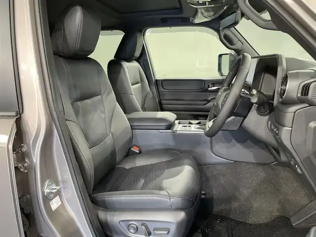 トヨタ ランドクルーザー ２５０ VX 愛知県 2025(令7)年 0.1万km アバンギャルドブロンズメタリック 純正１２．３インチディスプレイナビ　/(AM/FM/Bluetooth/Miracast/HDMI/フルセグTV/USB)/サンルーフ　/パノラミックビューモニター　/トヨタセーフティセンス　/　　-衝突軽減ブレーキ/　　-車線逸脱警報/　　-レーダークルーズコントロール/　　-オートマチックハイビーム/　　-ロードサインアシスト/　　-発進告知機能/シートヒーター　/シートベンチレーション/ビルトインＥＴＣ２．０　/デジタルインナーミラー　/ステアリングヒーター　/ブラインドスポットモニター/クリアランスソナー/D席パワーシート/ルーフレール　/三眼ＬＥＤヘッドライト/フォグランプ/黒レザーシート/純正フロアマット/スペアタイヤ有